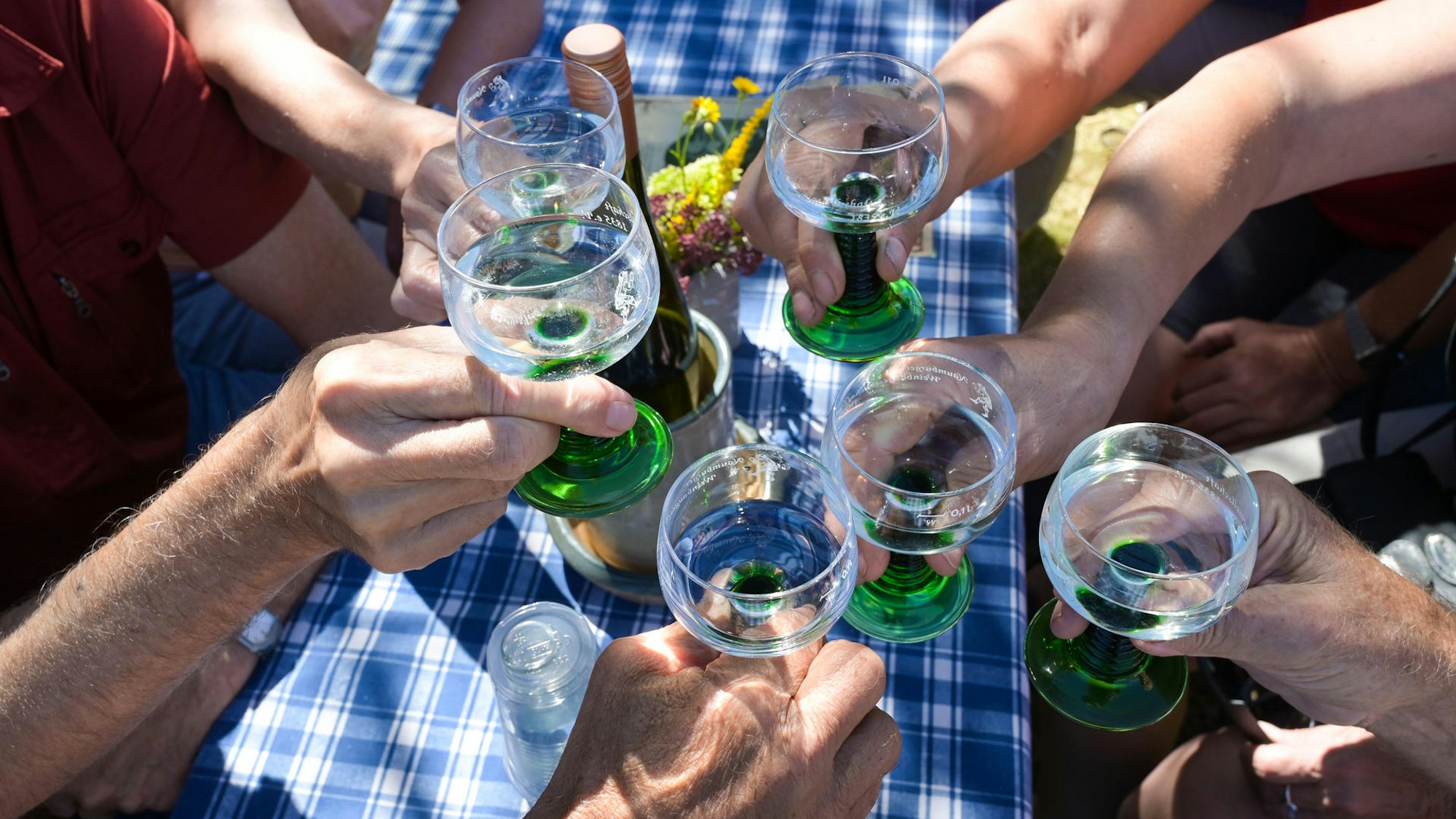 Anstoßen mit Weingläsern.