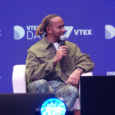 Lewis Hamilton am Mikro