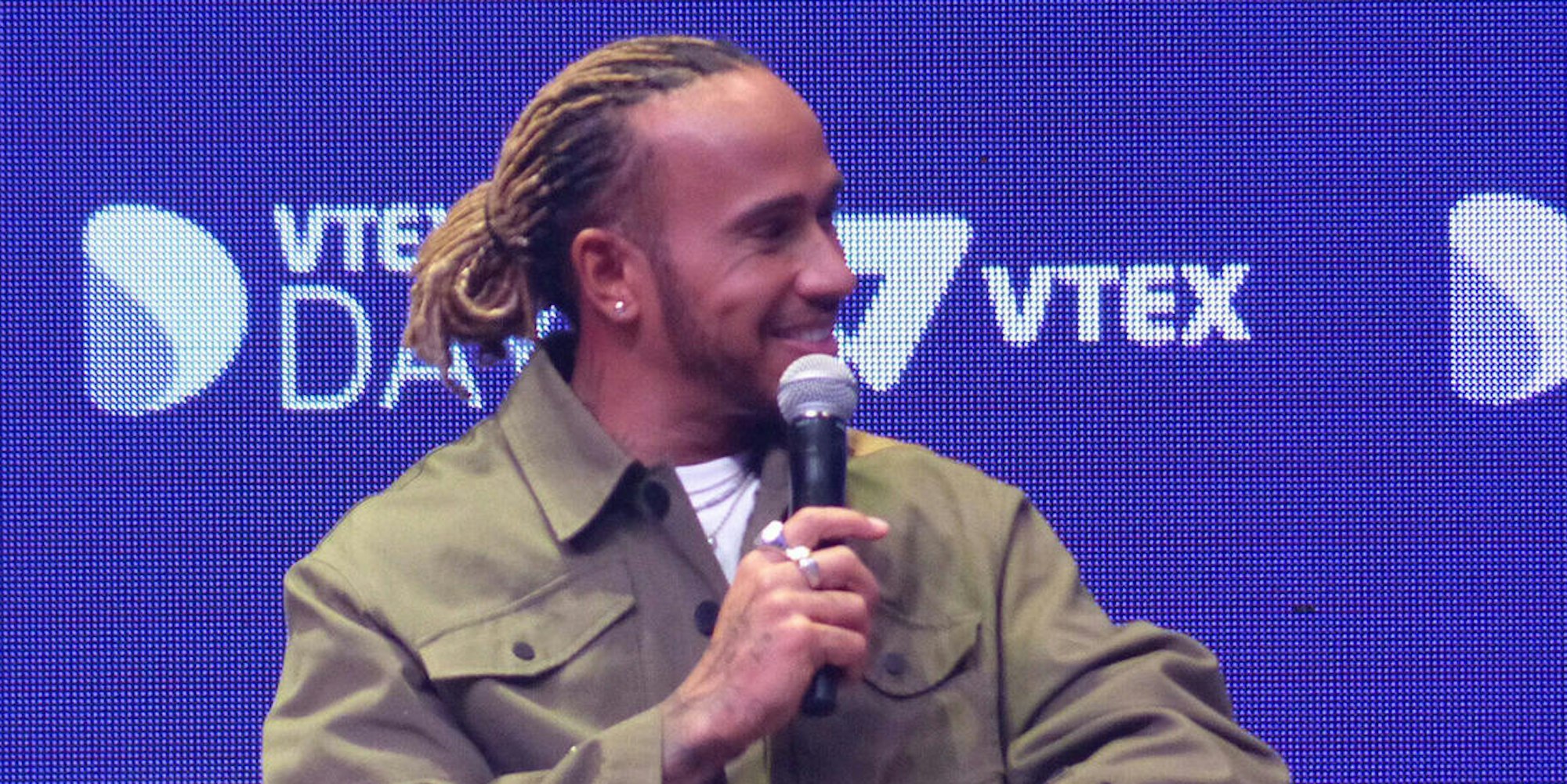 Lewis Hamilton am Mikro