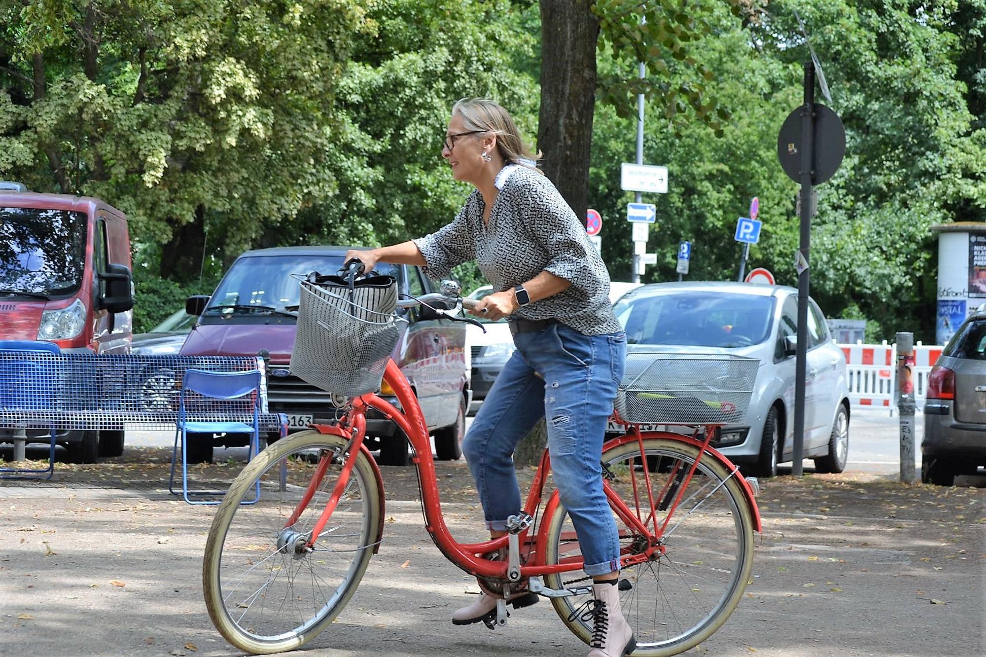Veedelsspaziergang_Carla_Berling_mit_Rad