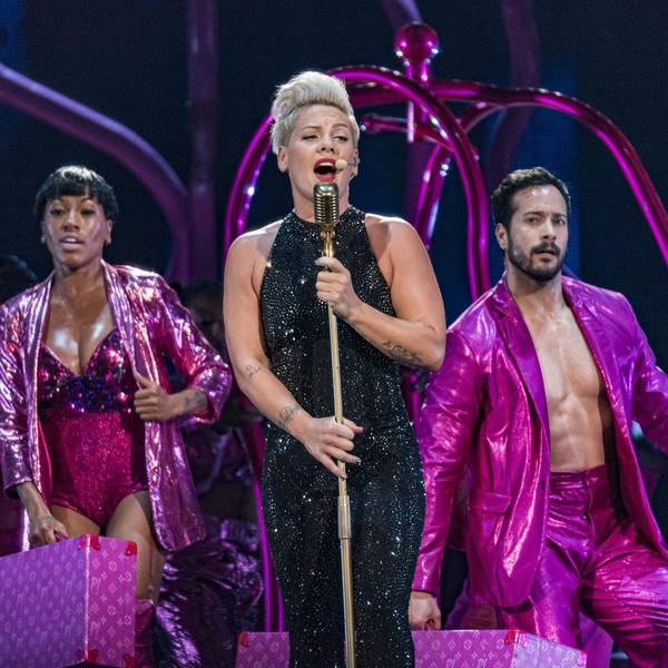 Pink mit einer Tänzerin und einem Tänzer auf der Bühne.