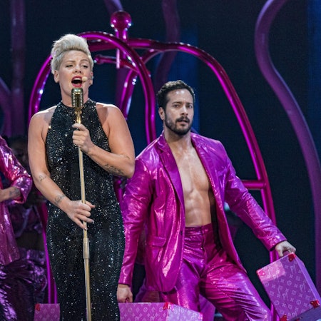 Pink mit einer Tänzerin und einem Tänzer auf der Bühne.