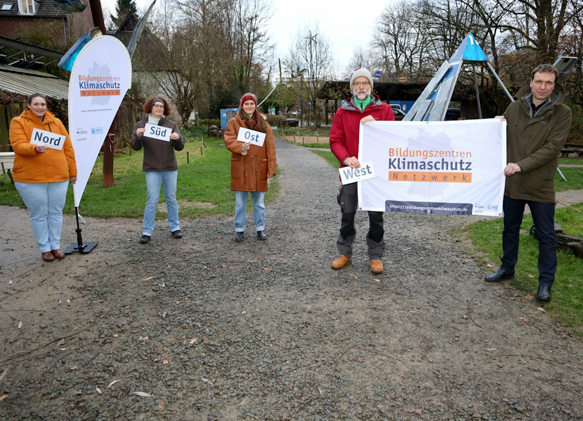 Gruppenbild ohne Maske BildungszentrenKlimaschutz Lünenbach 18x13150 dpi IMG_0142