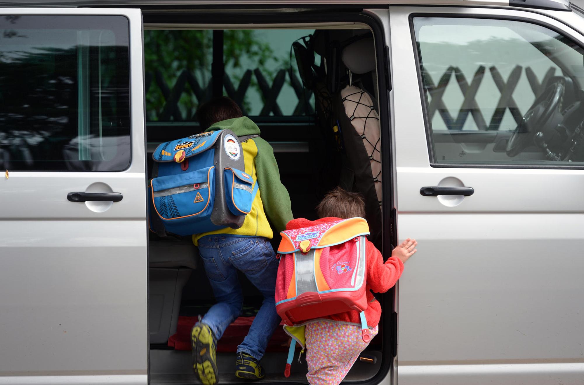 Elterntaxi_zur_Schule_57544098