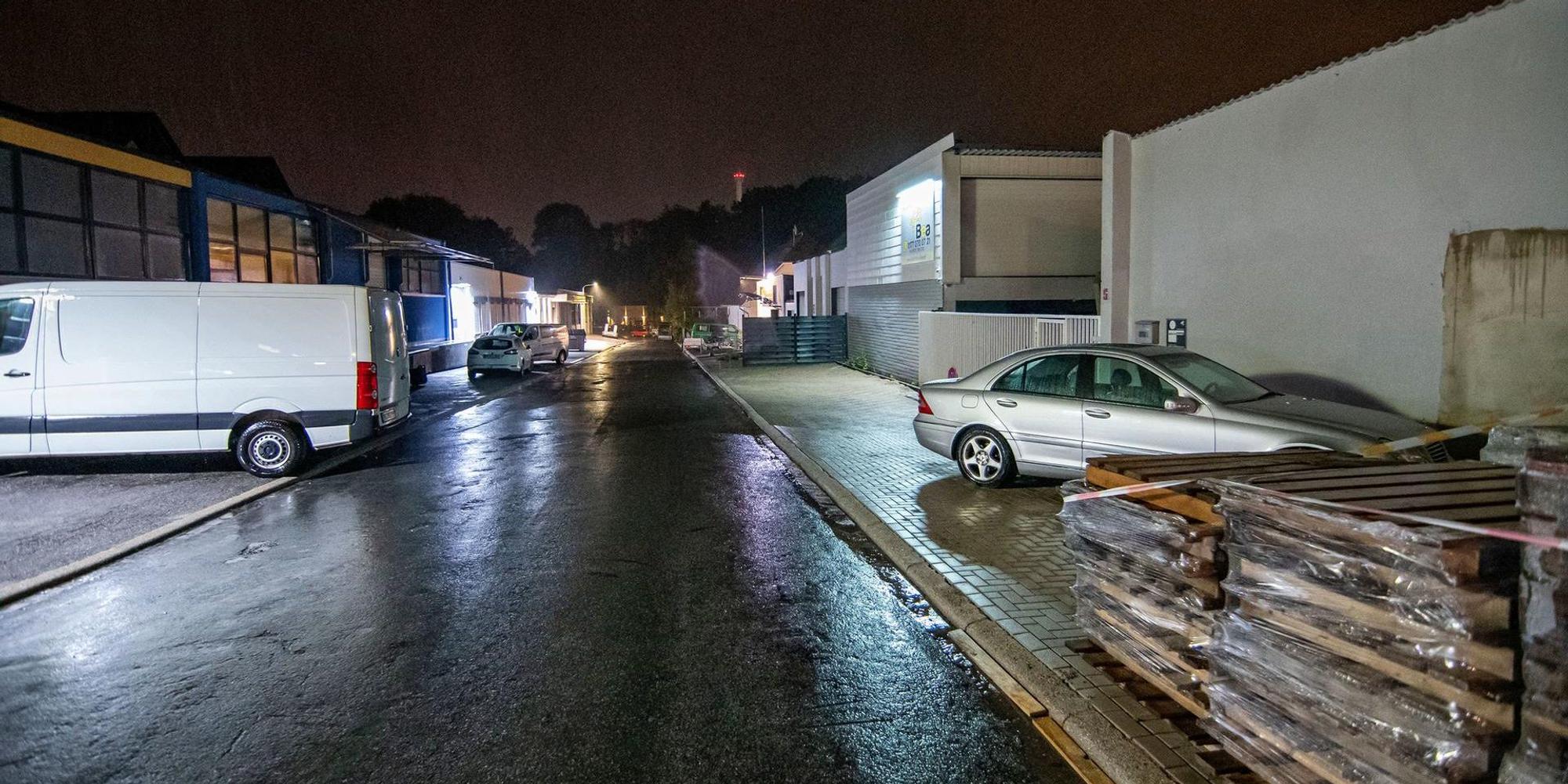 Iserlohn Auto fährt in Menschengruppe