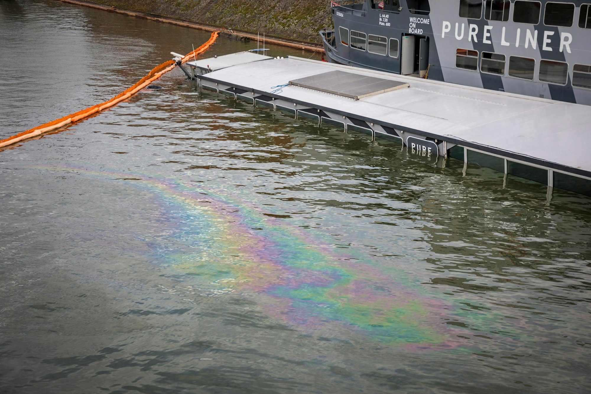 Ein Ölfilm hat sich auf dem Wasser gebildet
