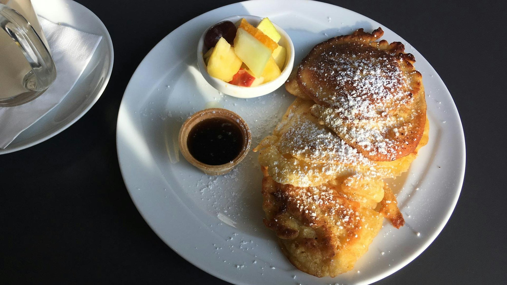 Pancakes mit Sirup und Puderzucker in einem Café in Köln.