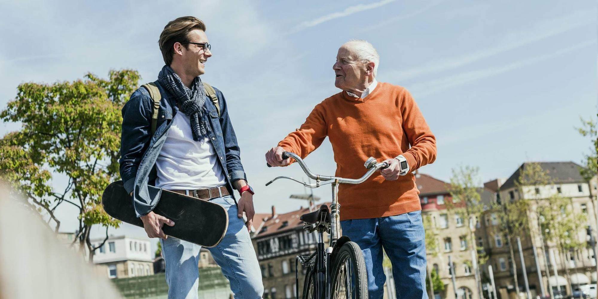 Opa ist fit im Alter und schiebt sein Rad
