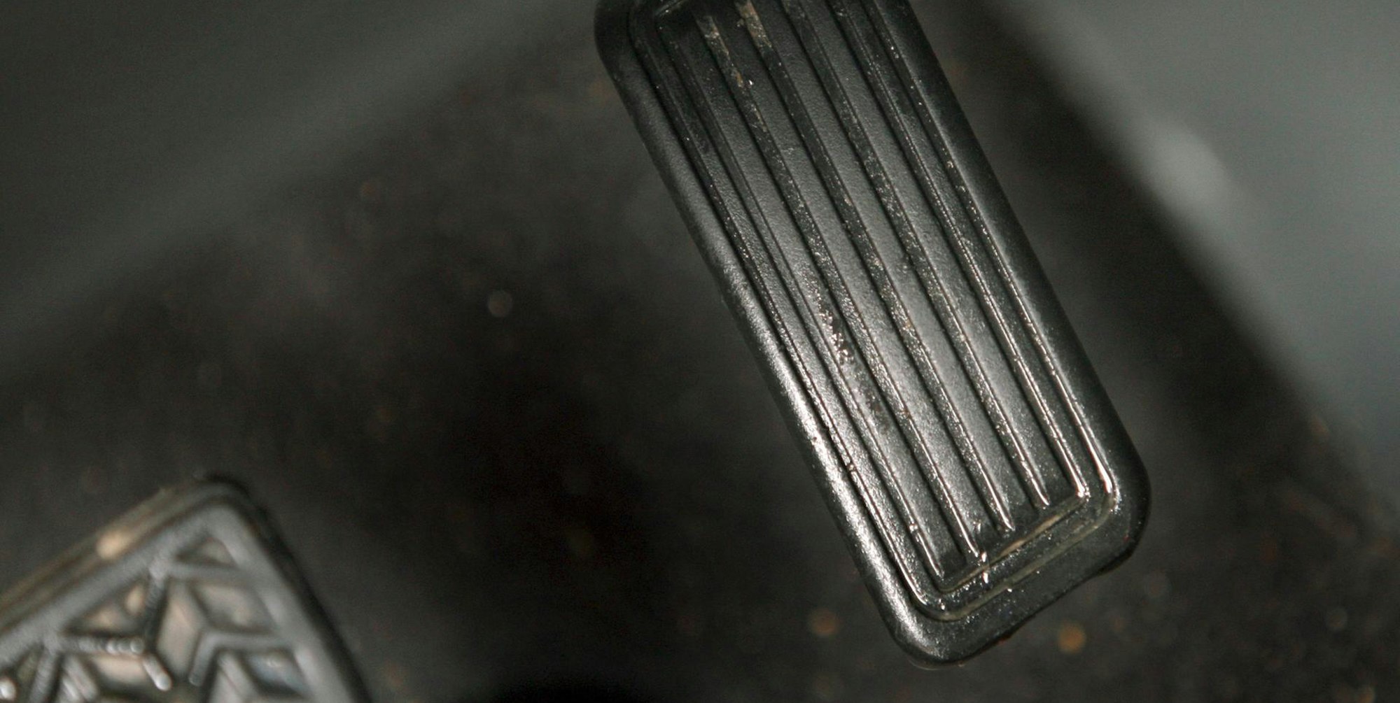 Bremspedal und Gaspedal dpa