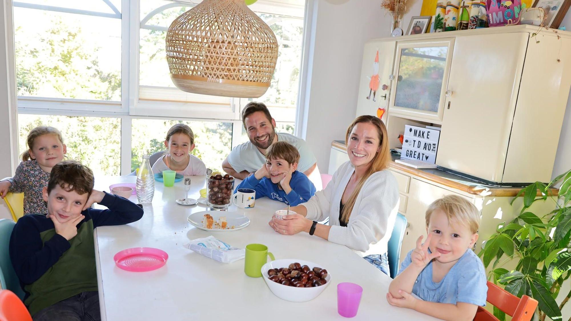 Karolin Schacht mit ihrem Mann und den fünf Kindern am Küchentisch