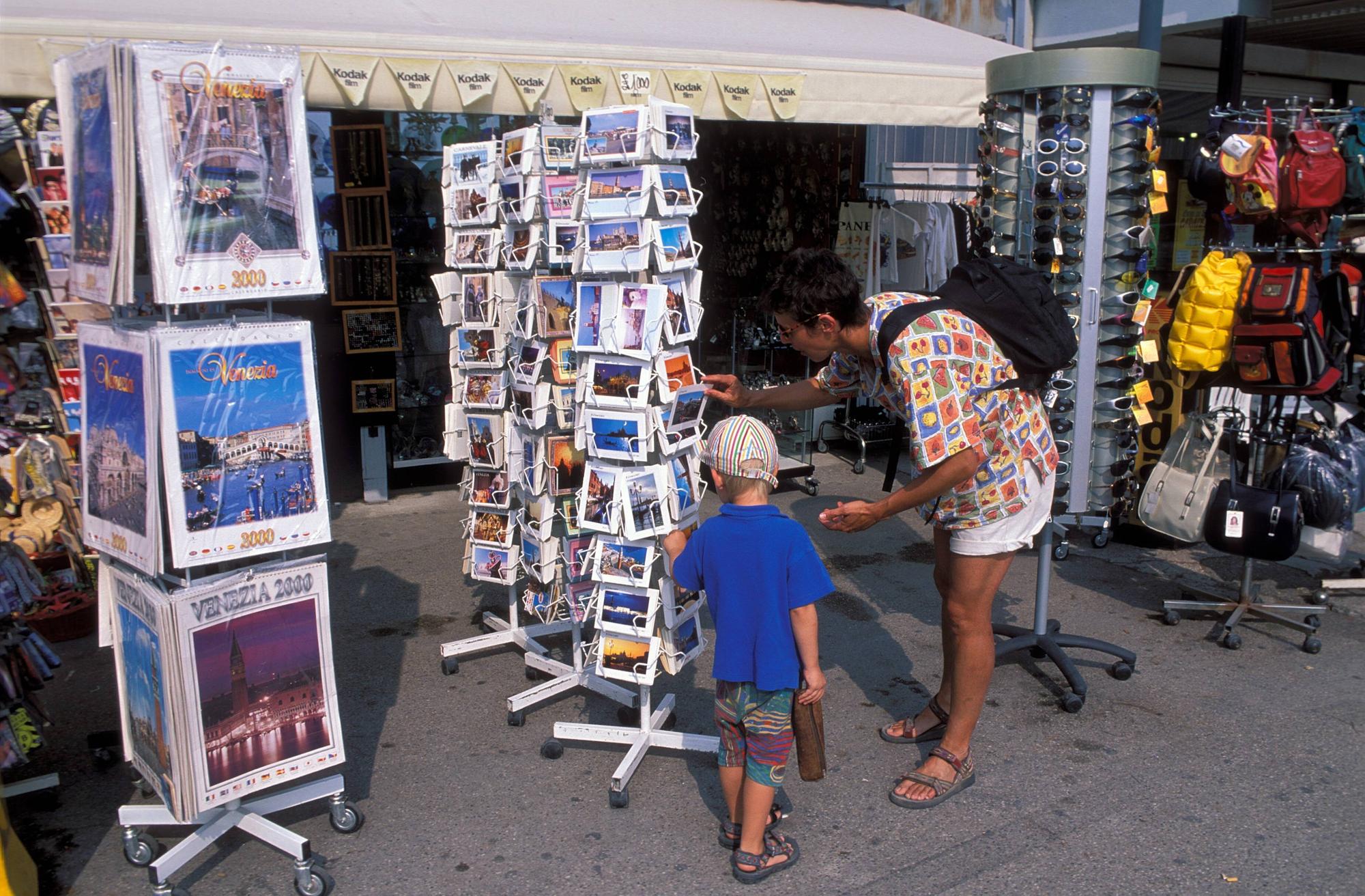 frau_postkarte_urlaub_imago
