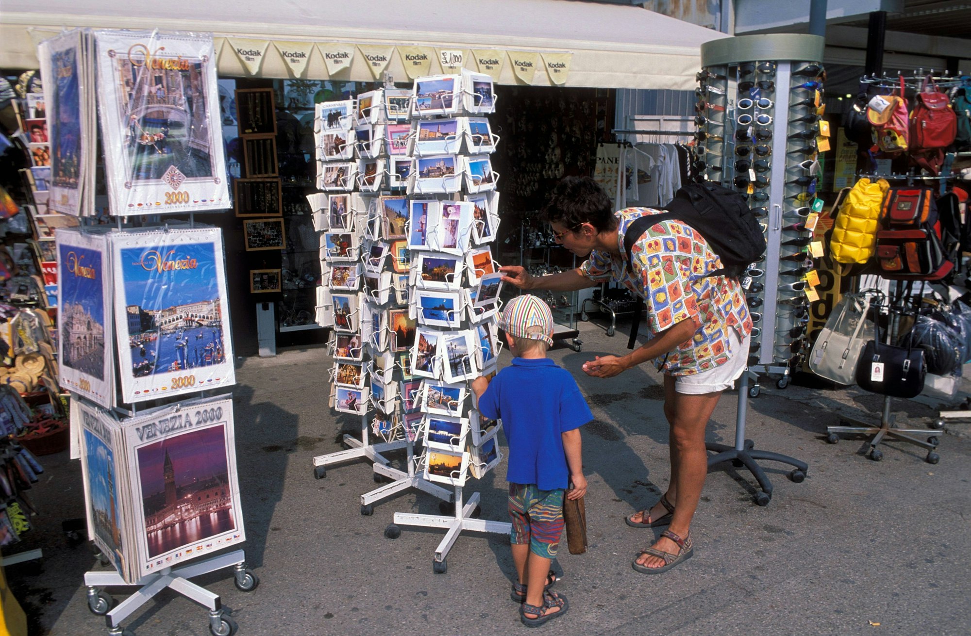 frau_postkarte_urlaub_imago