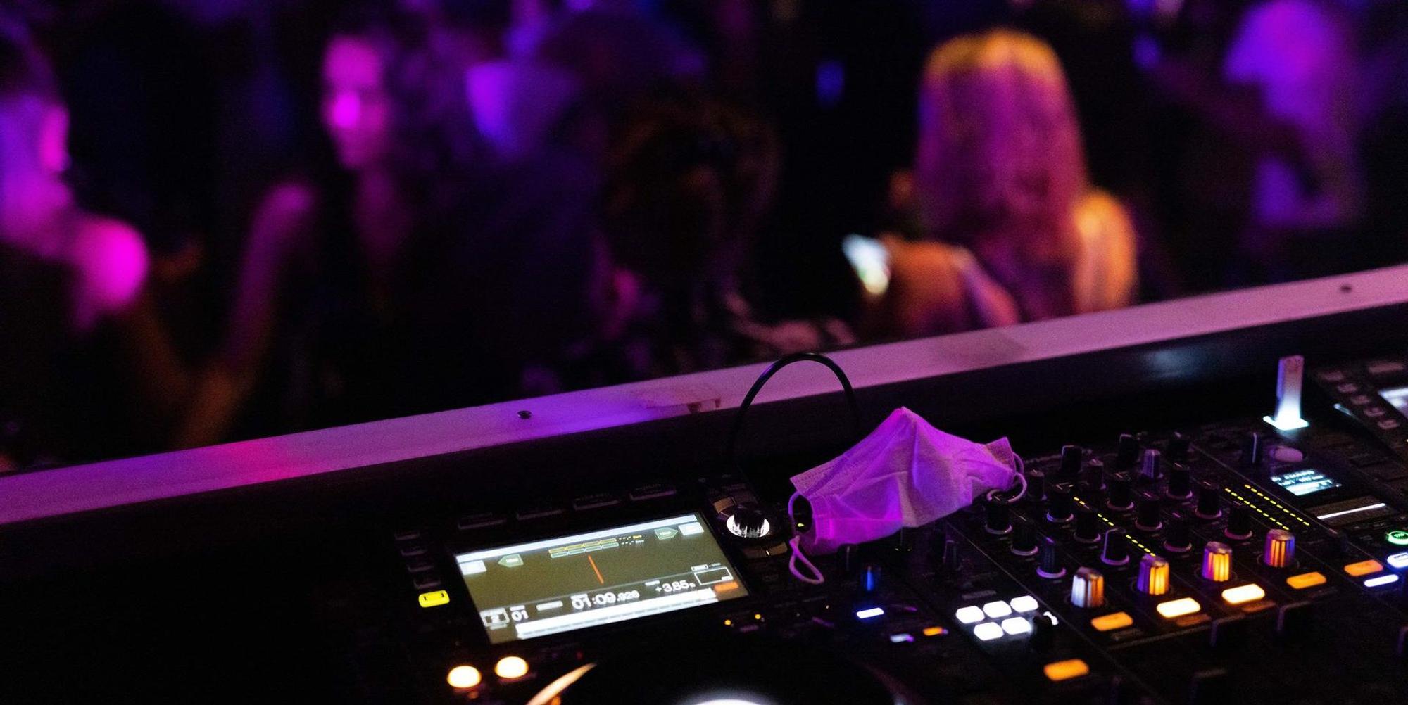 Club Party Tanzen Dj-Pult Symbolbild