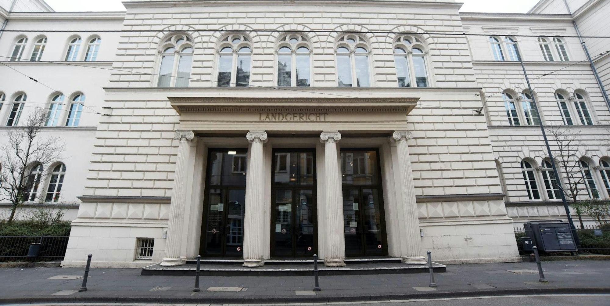 Landgericht_Bonn_Eingang3