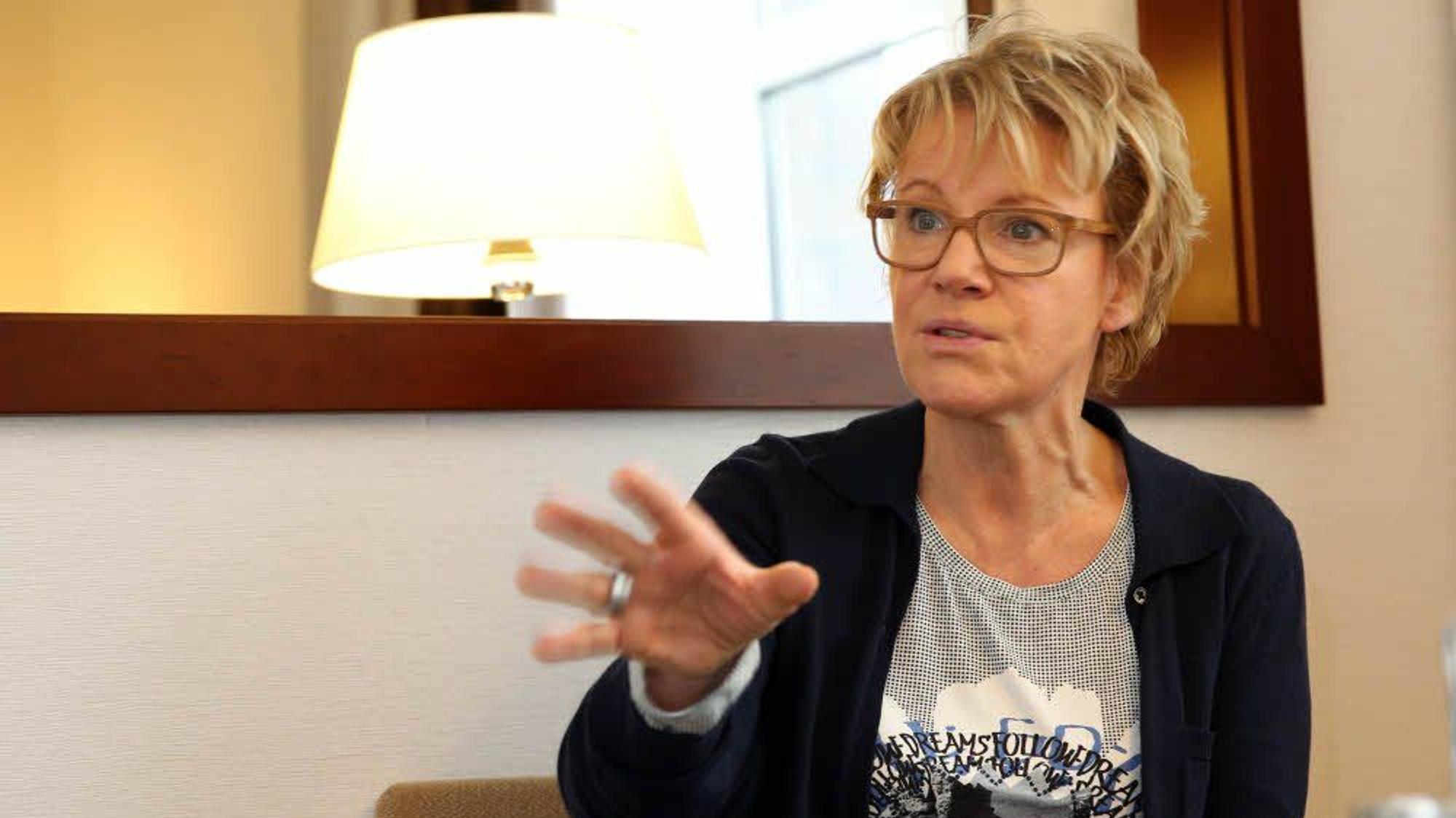 Die Schauspielerin Mariele Millowitsch spricht und hebt die Hand.