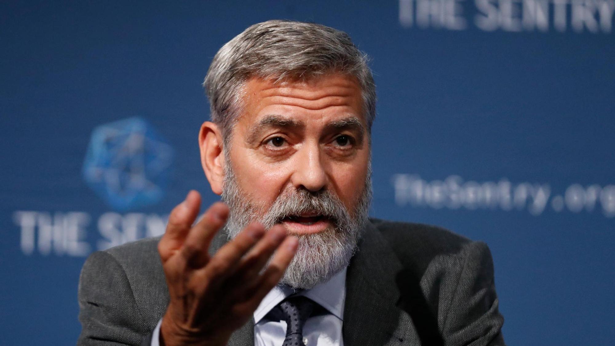 George Clooney spricht.