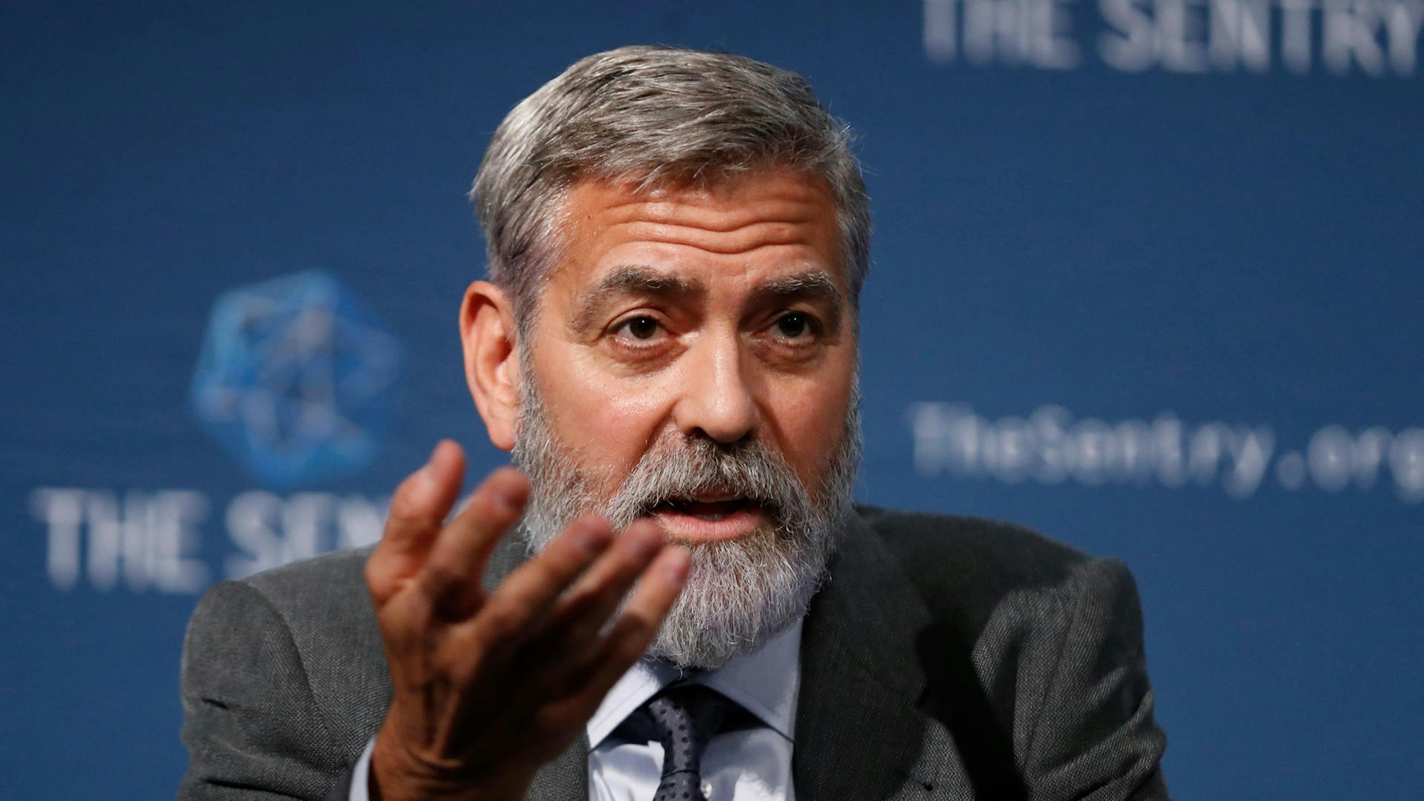 George Clooney spricht.