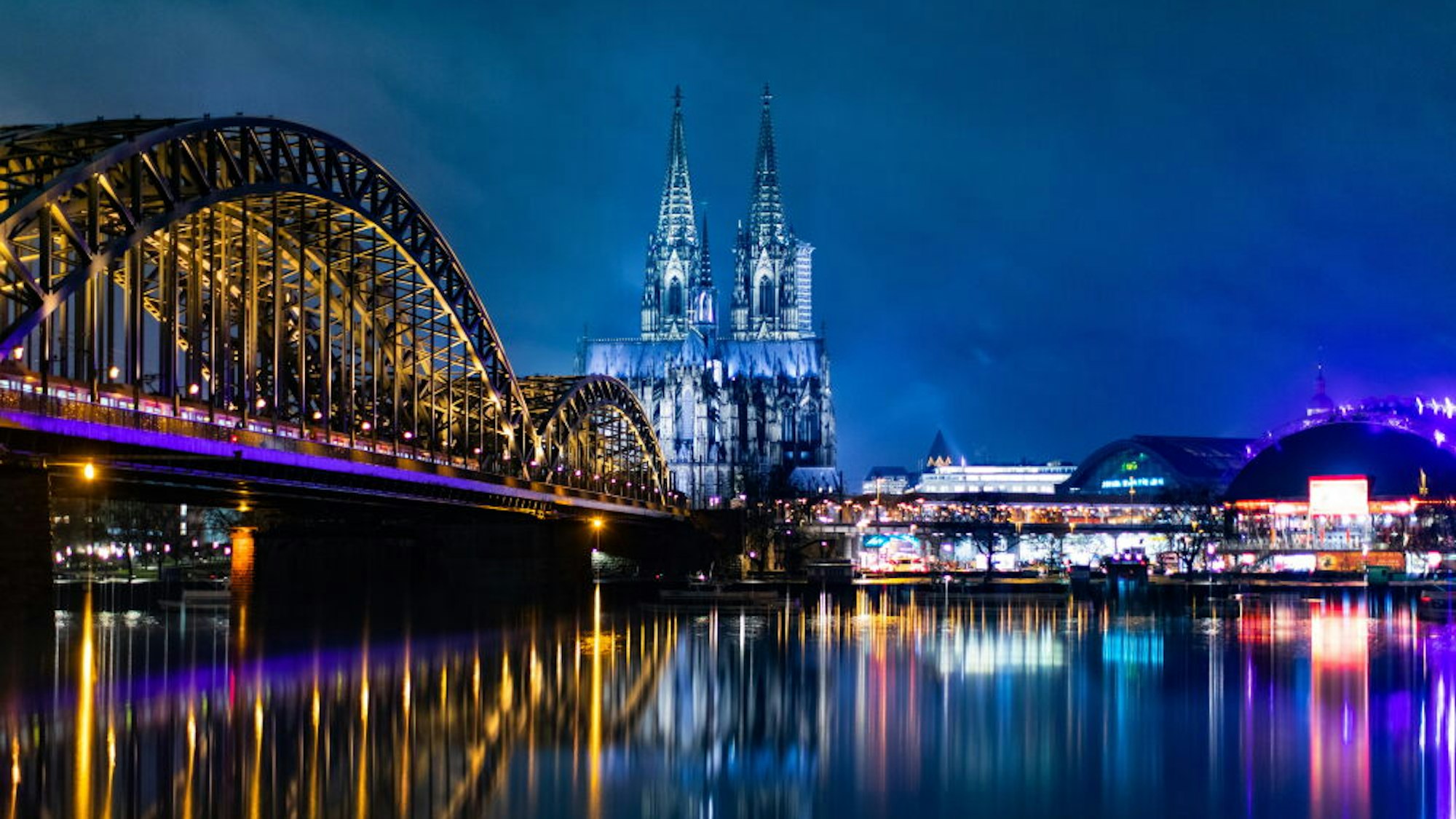 Der Kölner Dom bei Nacht.