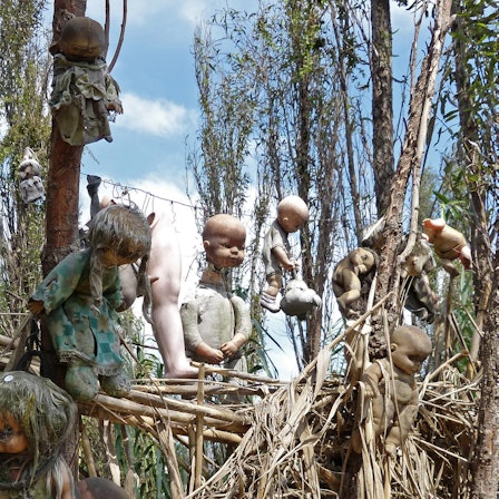 Puppen auf der Puppen-Insel.