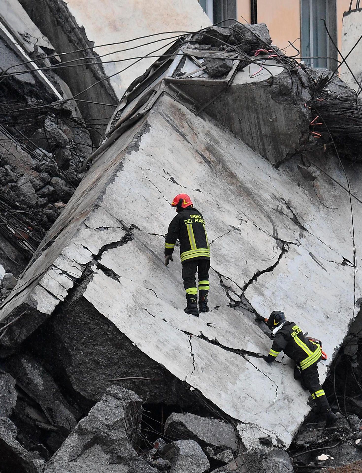 Genua Brückeneinsturz Feuerwehrmann auf Brückentail