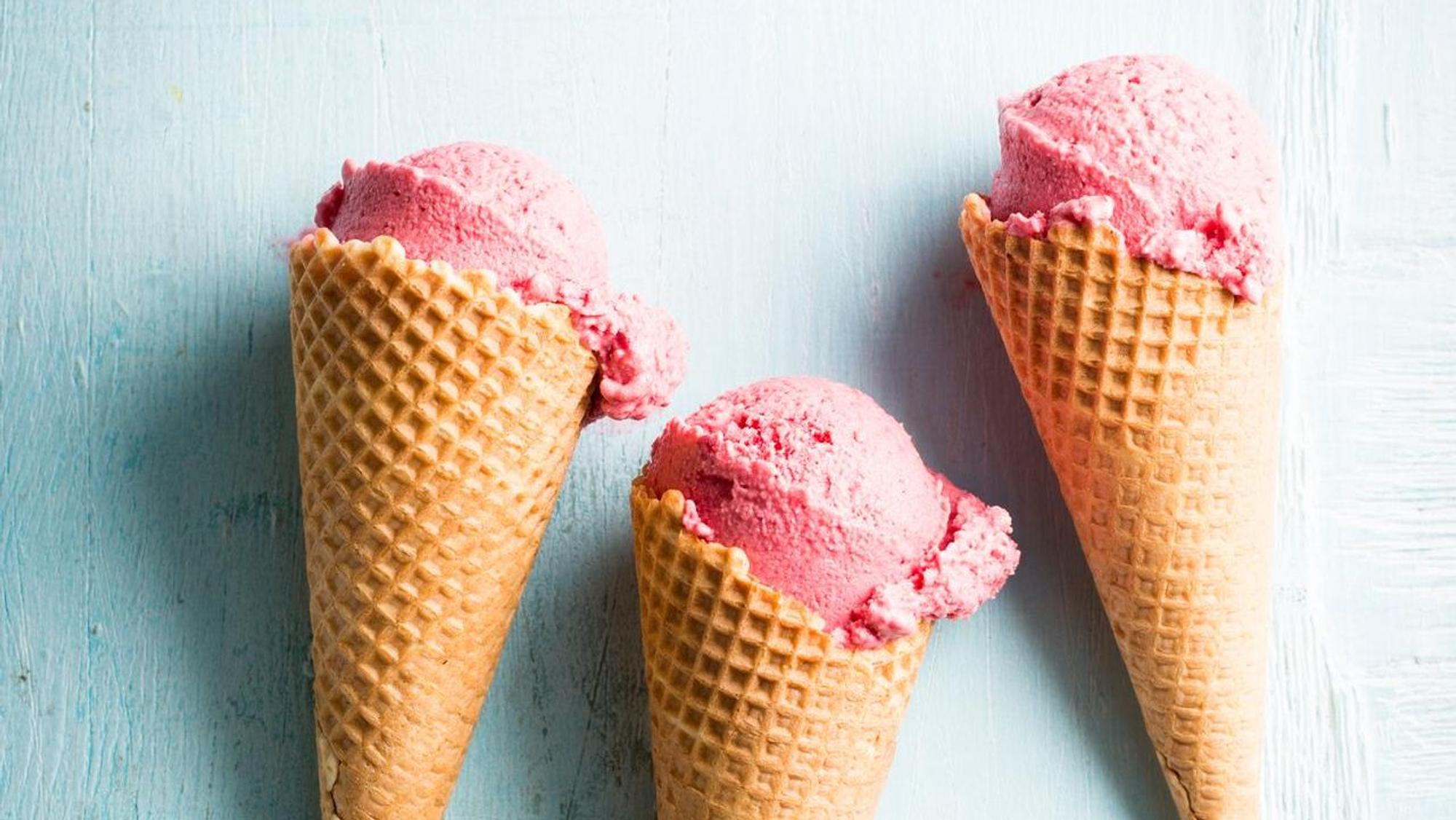Joghurt-Himbeer-Sorbet als Eiskugeln in Eiswaffeln