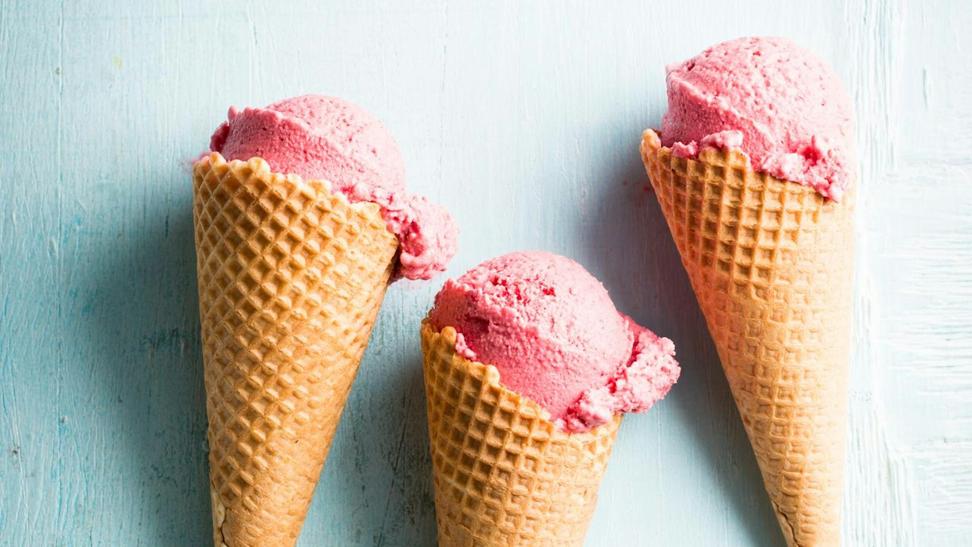 Joghurt-Himbeer-Sorbet als Eiskugeln in Eiswaffeln