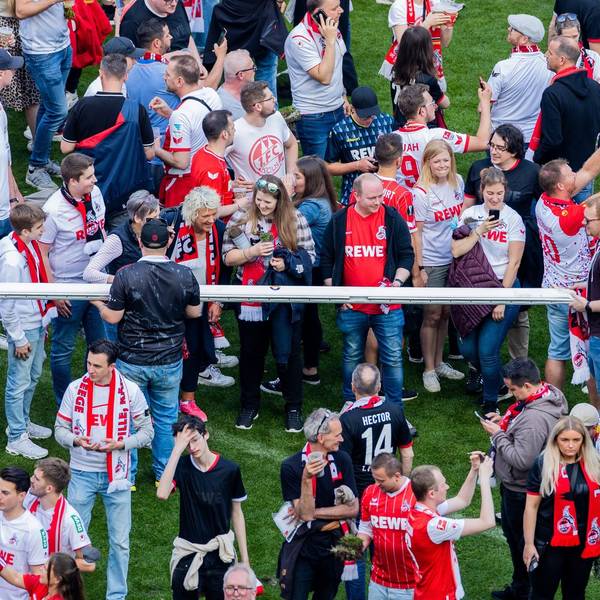 FC-Fans mit Tor-Stück