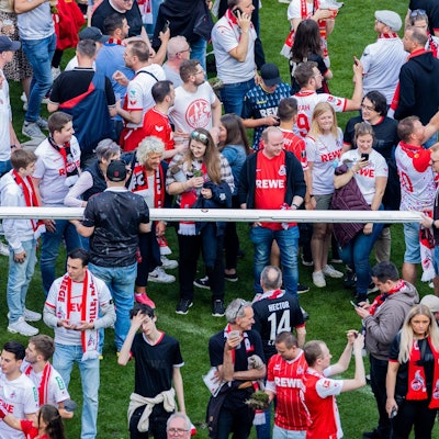 FC-Fans mit Tor-Stück