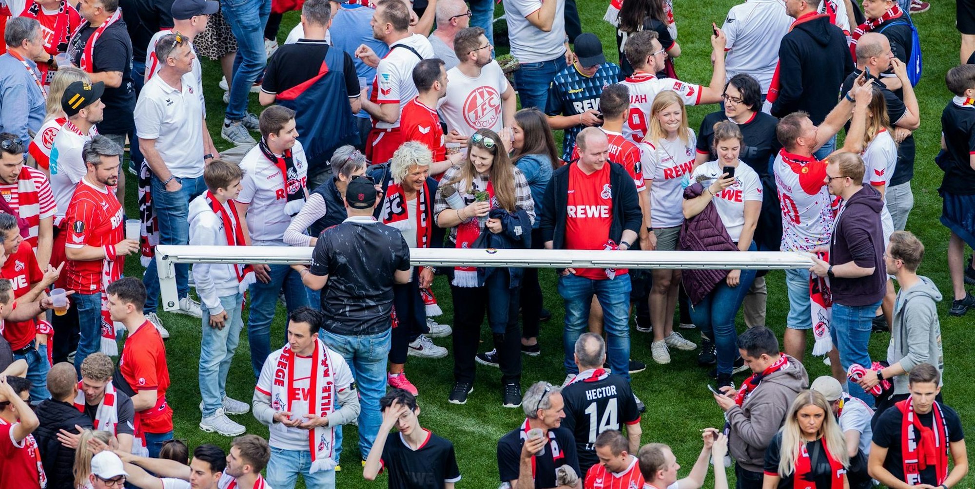 FC-Fans mit Tor-Stück