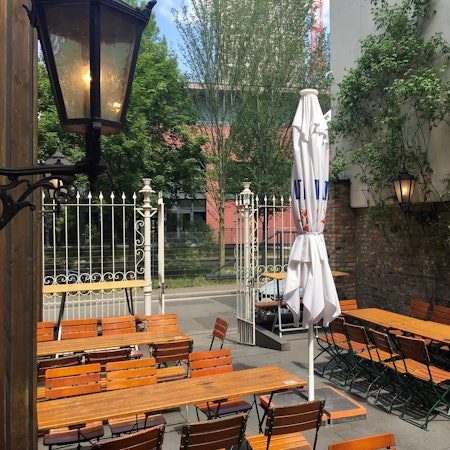 lauschig lommi Hof mit Schirm