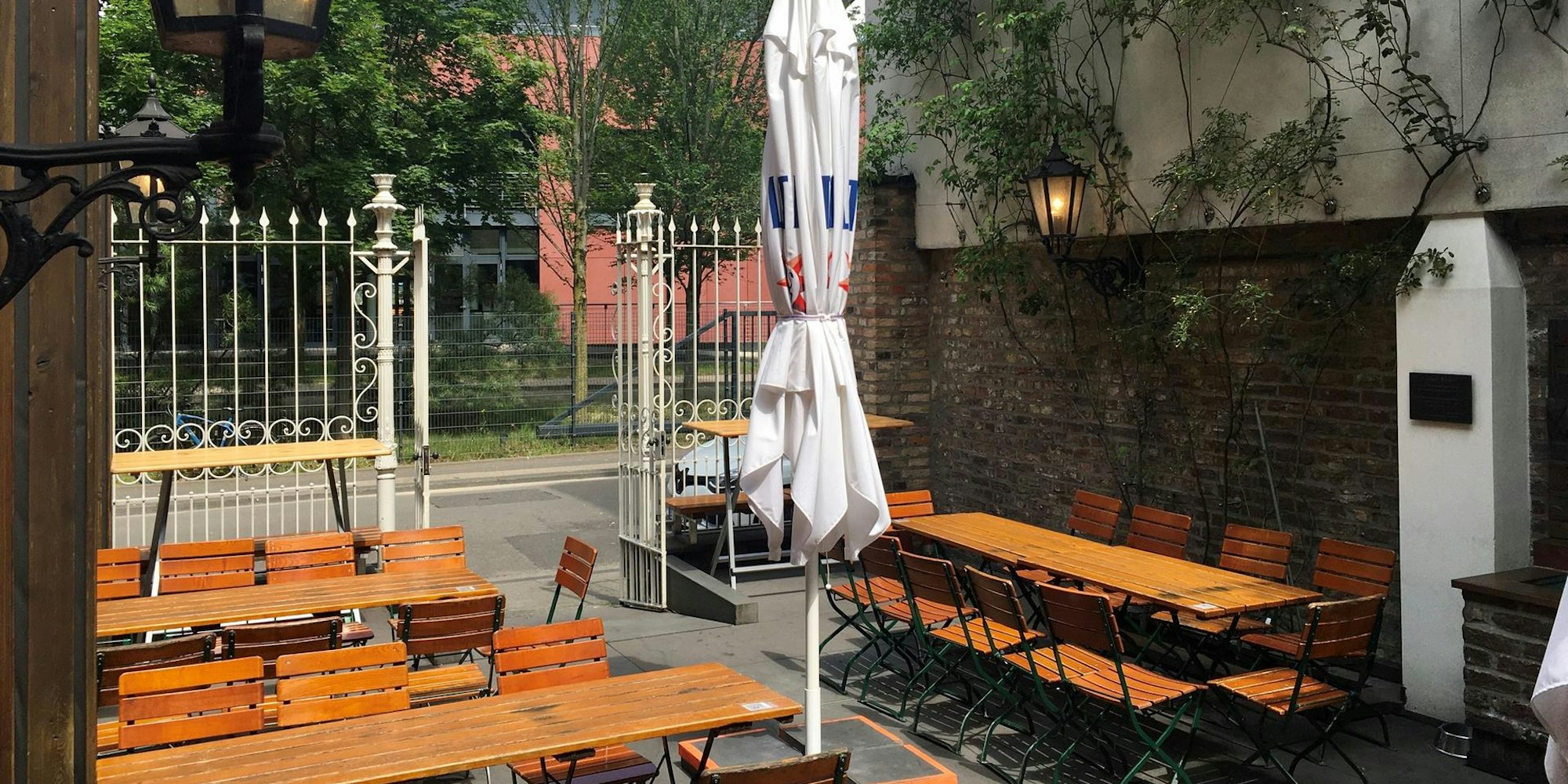 lauschig lommi Hof mit Schirm