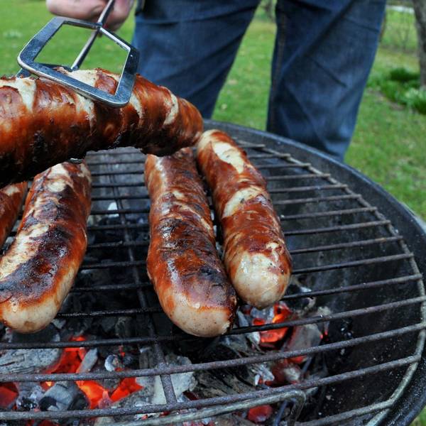 Würstchen Grillen Grillsünden dpa