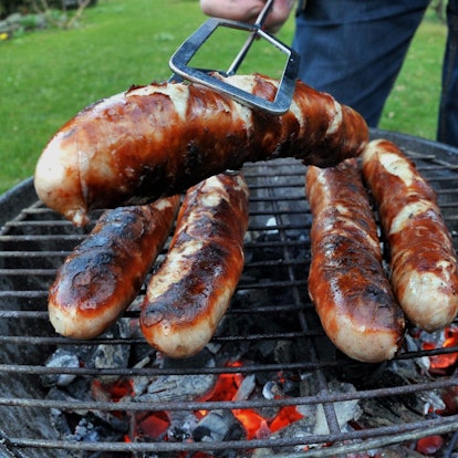 Würstchen Grillen Grillsünden dpa