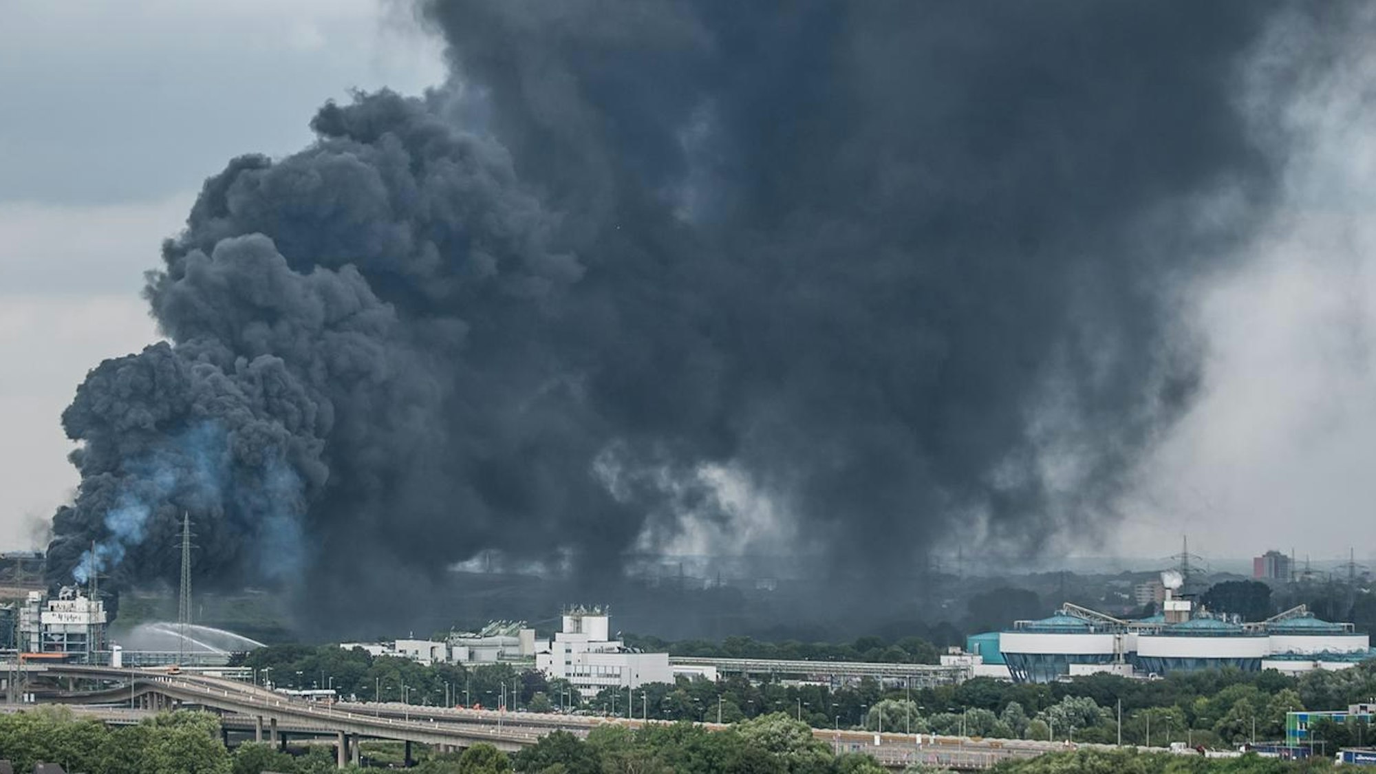 explosion in Leverkusen, riesige Rauchsäule steigt auf