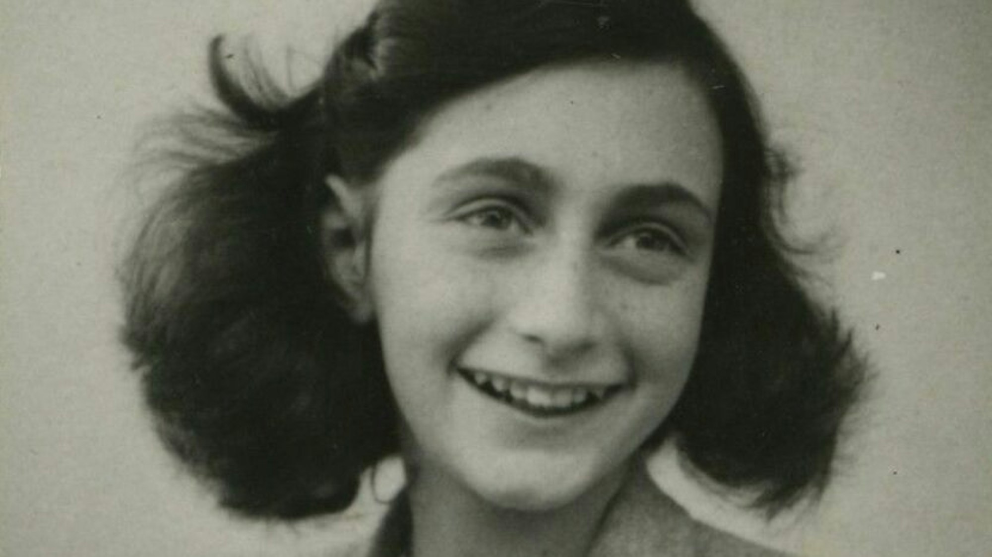 Ein Schwarz-Weiß-Foto von Anne Frank.
