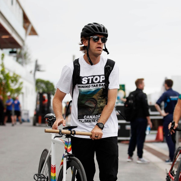 Vettel kommt mit dem Fahrrad