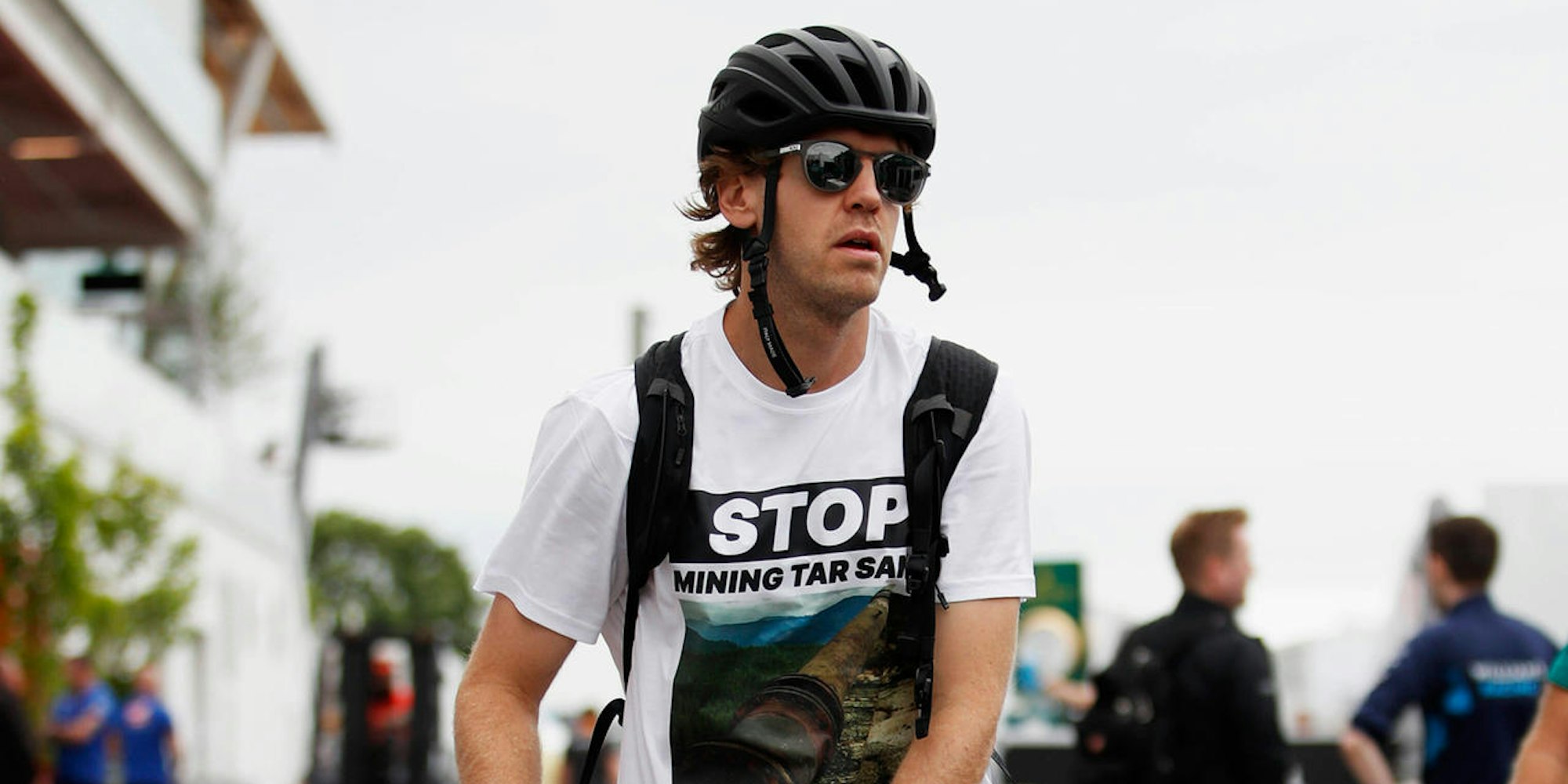 Vettel kommt mit dem Fahrrad