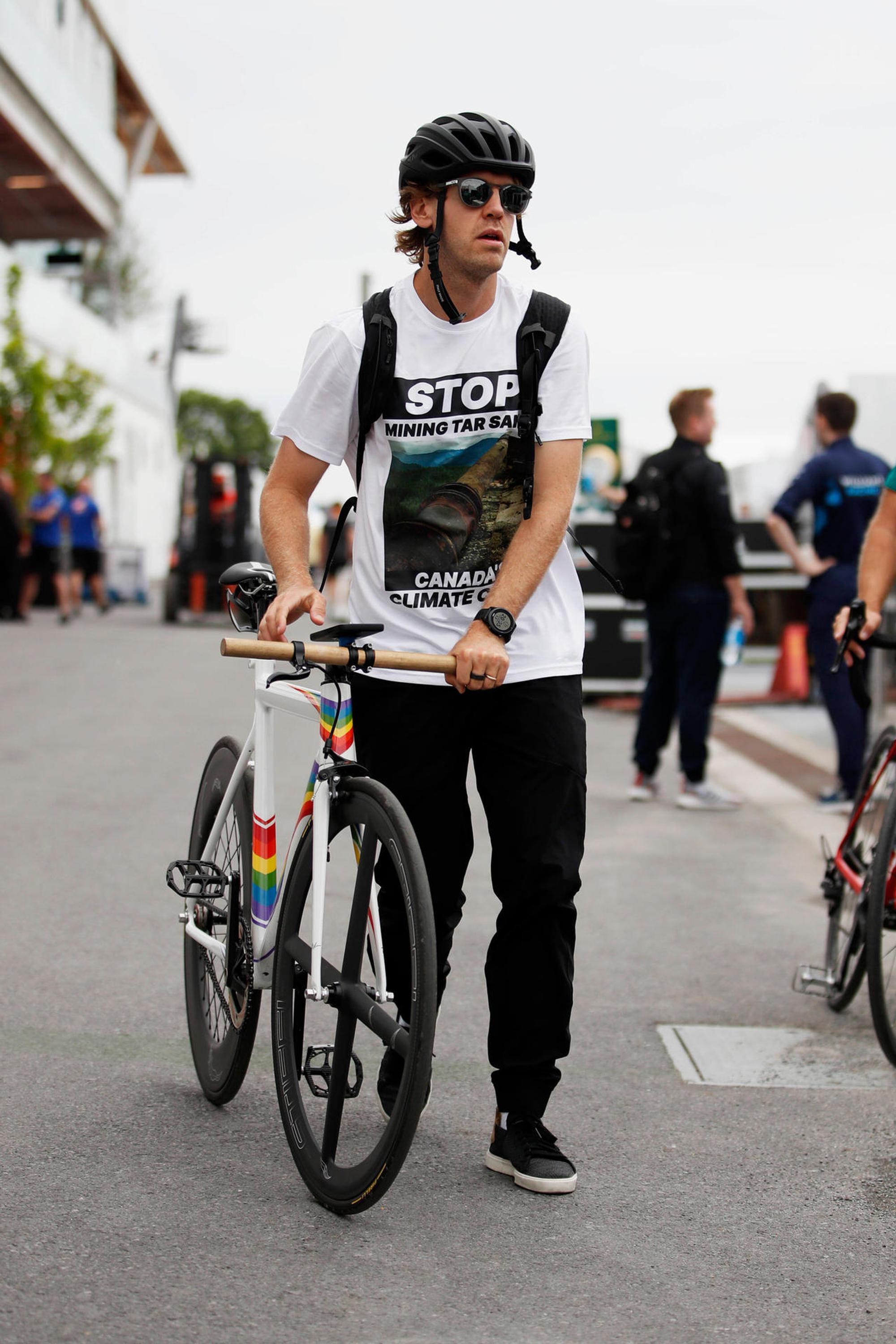 Vettel kommt mit dem Fahrrad