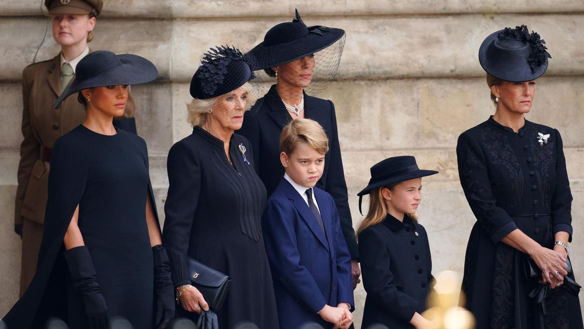 Herzogin Meghan, Königin Camilla, Prinzessin Kate, Prinz George, Prinzessin Charlotte und Herzogin Sophie beim Verlassen der Westminster Abbey nach dem Staatsbegräbnis von Königin Elizabeth II.