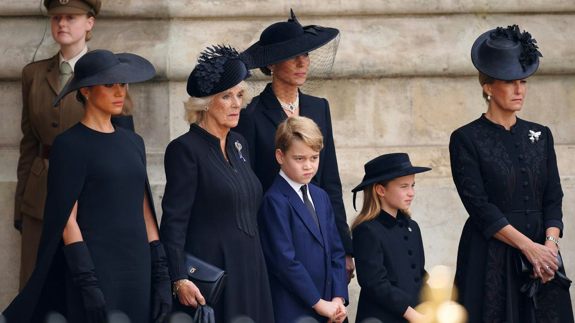 Herzogin Meghan, Königin Camilla, Prinzessin Kate, Prinz George, Prinzessin Charlotte und Herzogin Sophie beim Verlassen der Westminster Abbey nach dem Staatsbegräbnis von Königin Elizabeth II.