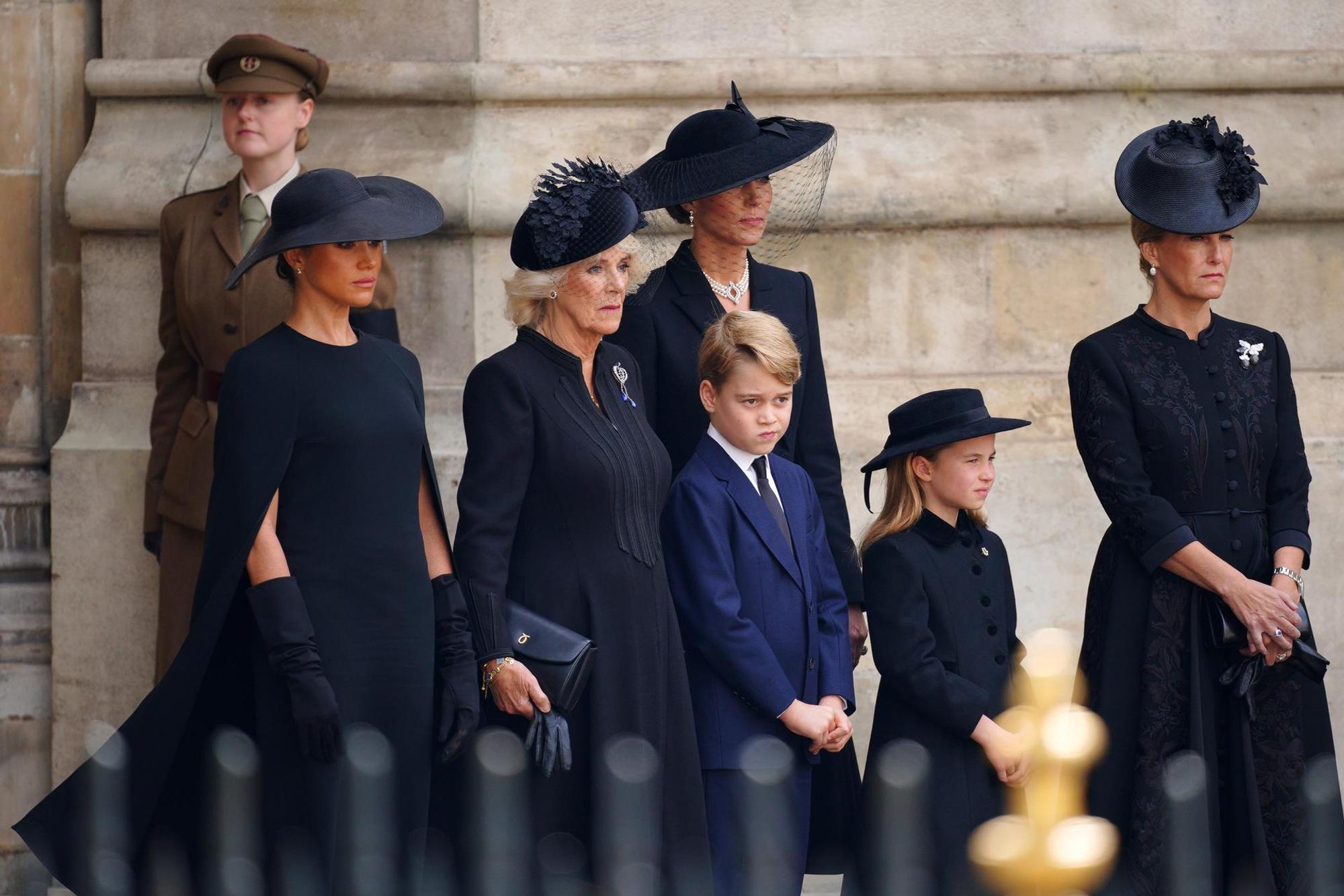 Royals und Meghan verlassen Abbe