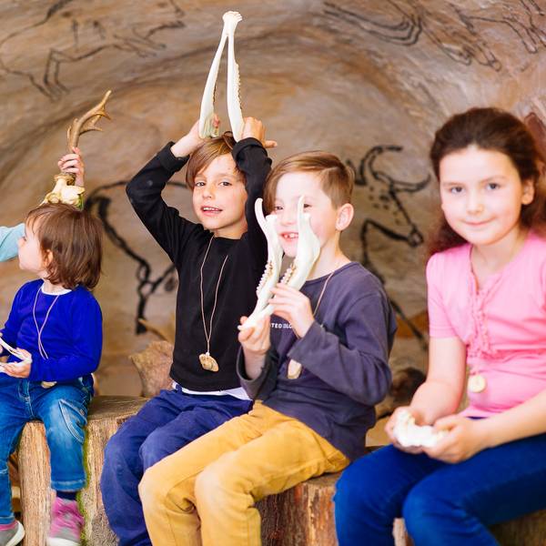 Hoehlenraum Steinzeitwerkstatt Kinder