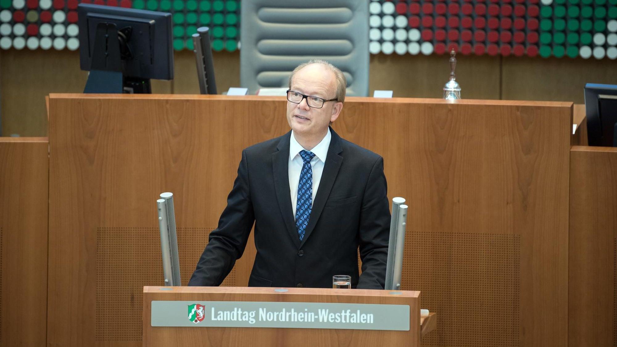 Landtagspräsident André Kuper (CDU) steht im Plenum am Rednerpult.