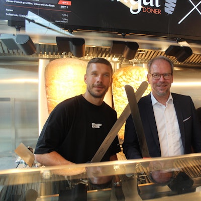 Lukas Podolski, Volker Mießeler und Metin Dag bei der Eröffnung des Mangal-Dönerrestaurants im Bergheimer Intro.