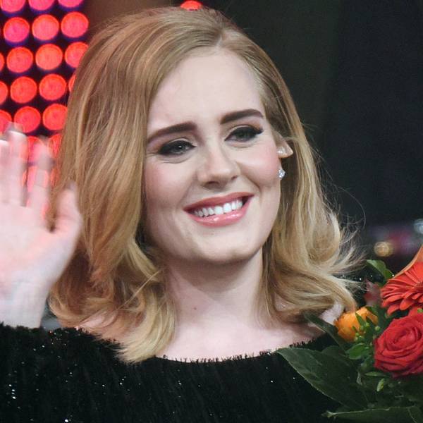 Adele winkt.