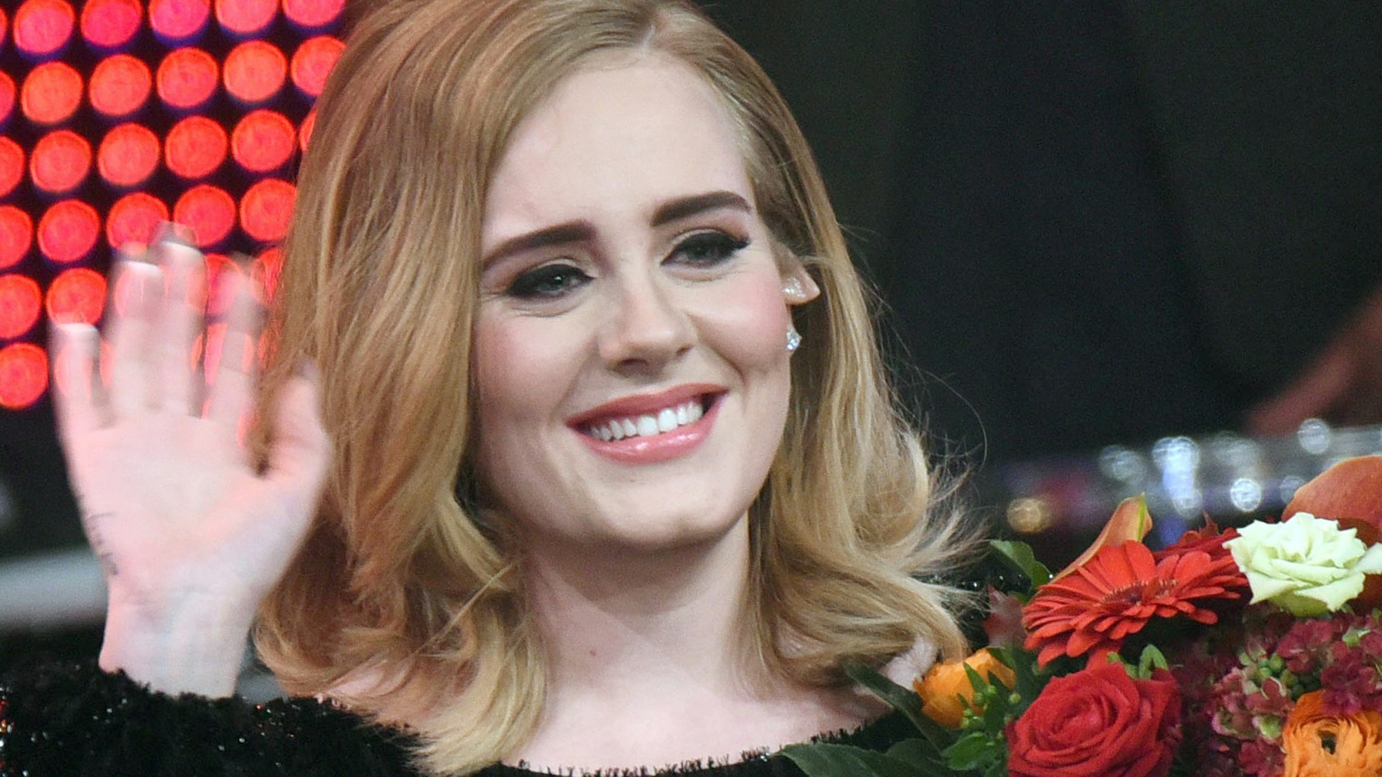 Adele winkt.