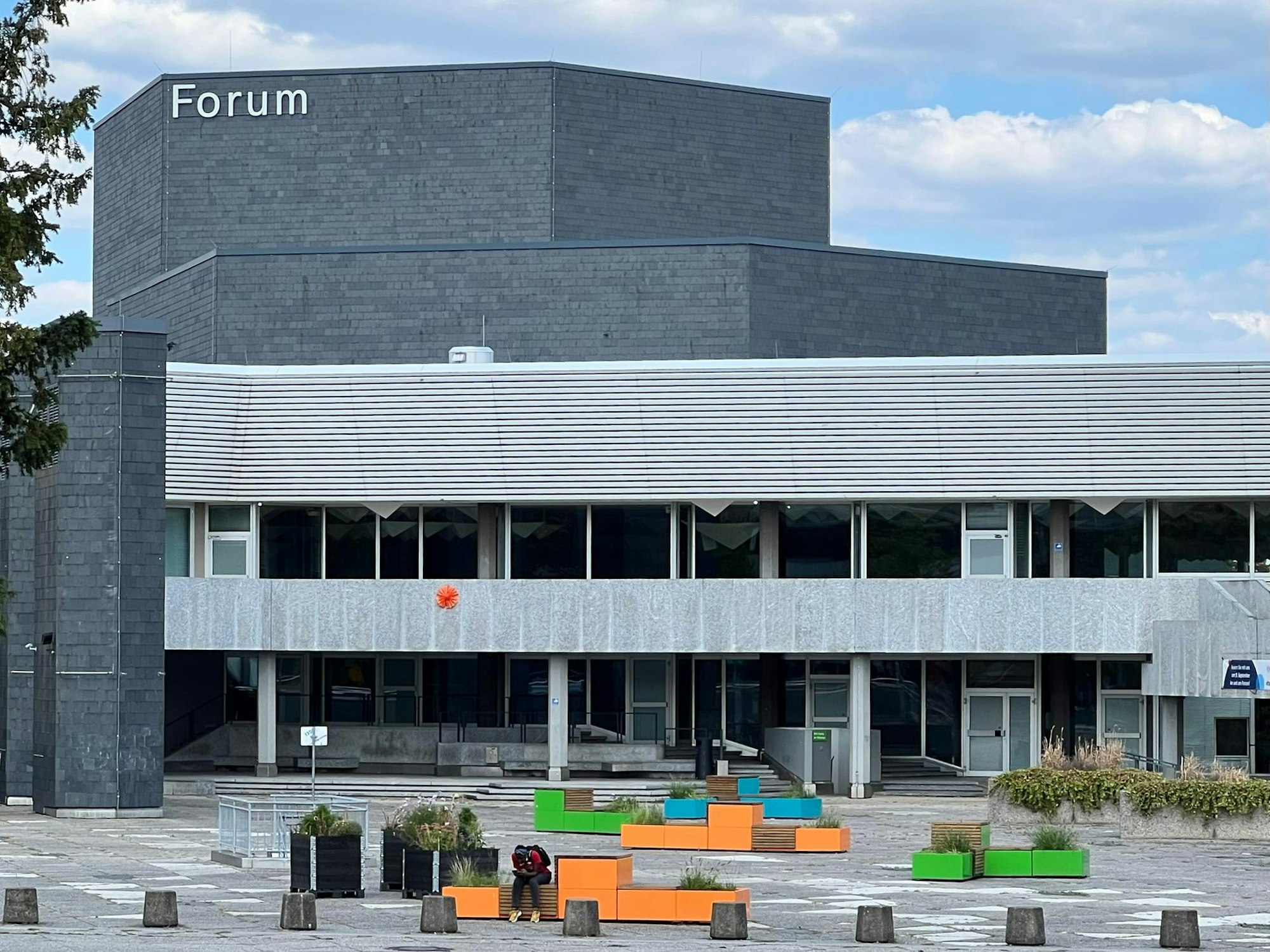 lev-Forum-Vorplatz-1