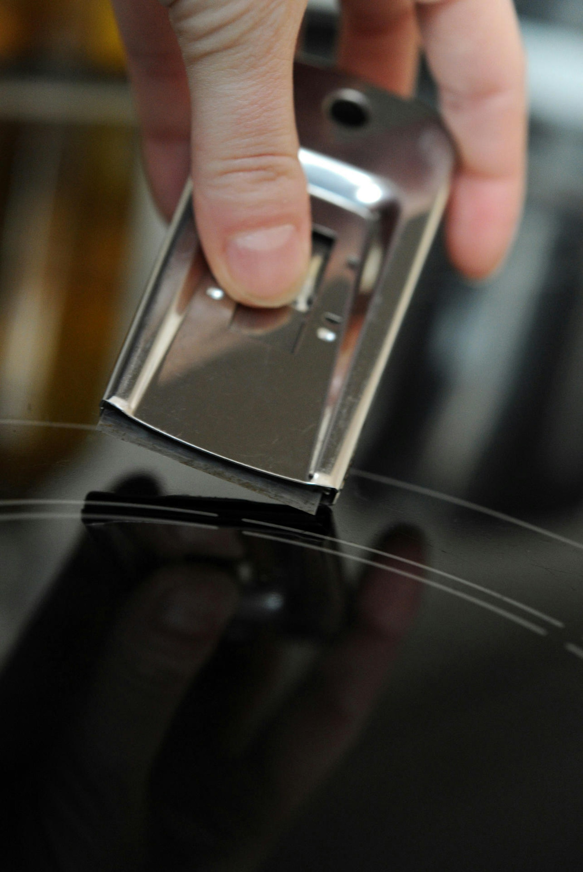 Schaber reinigt das Kochfeld