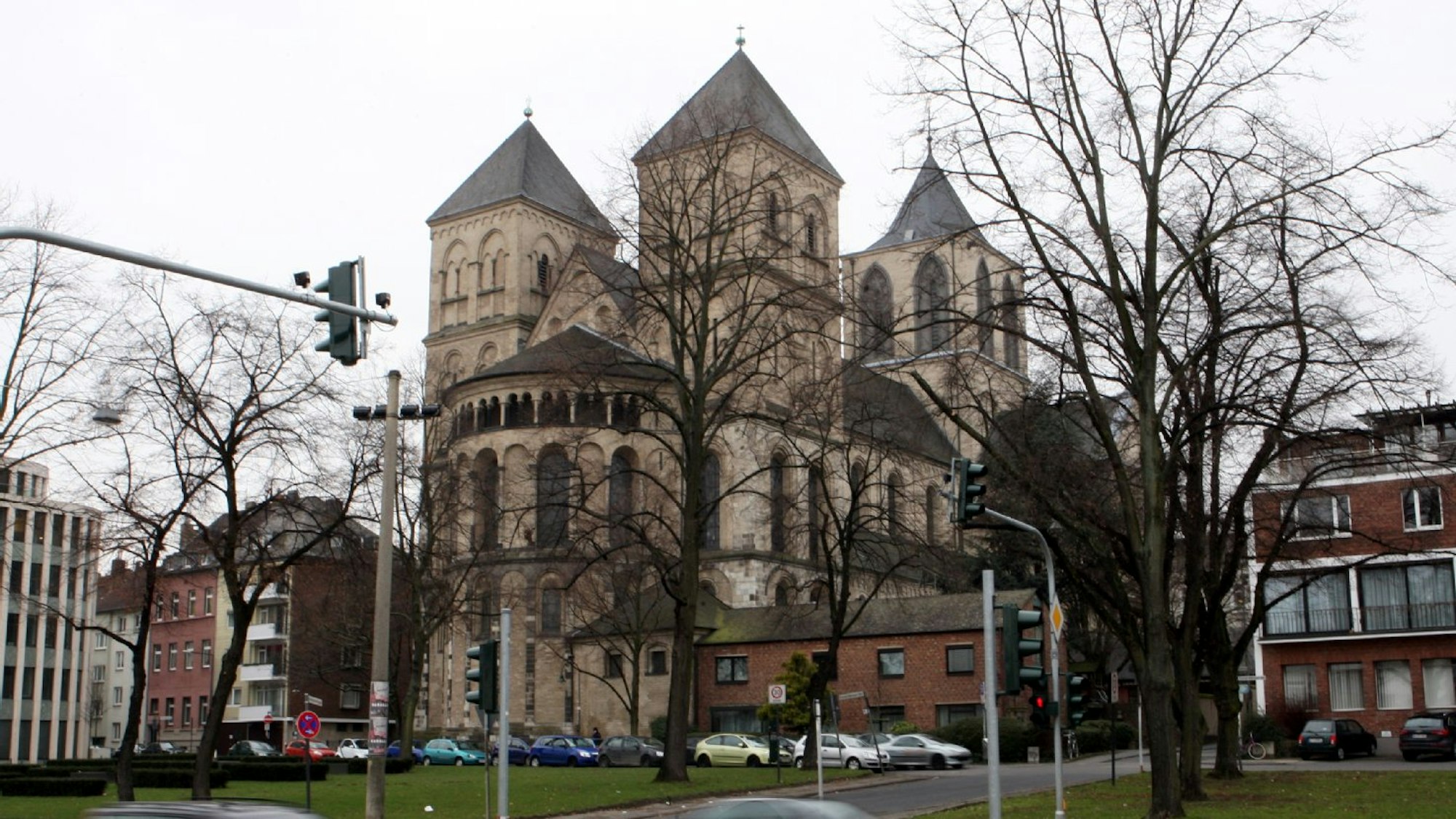 Blick von einer Straße auf eine Kirche mit drei Türmen.