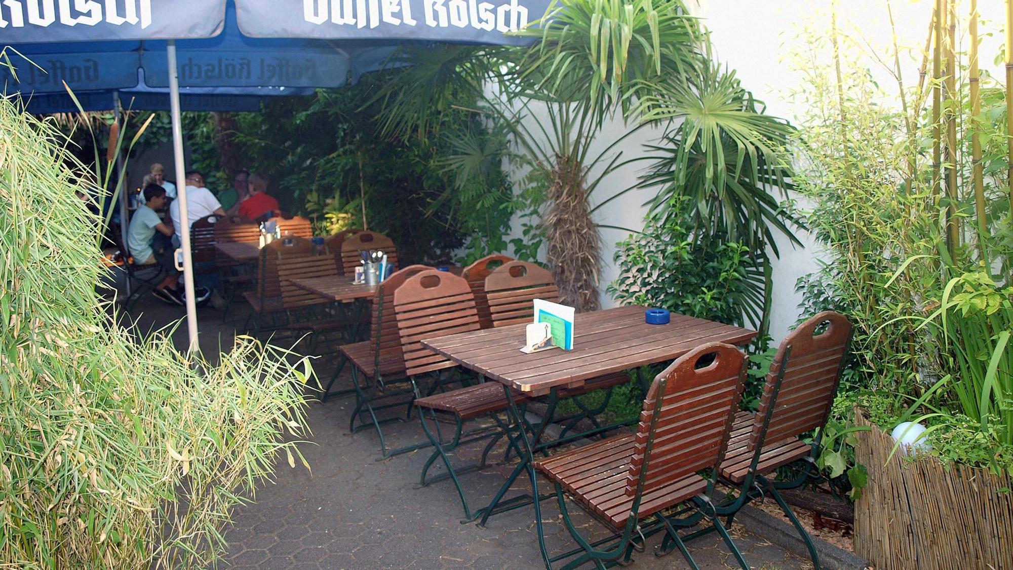 Ein Biergarten mit vielen Pflanzen.